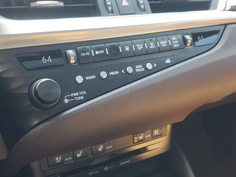 Used 2020 Lexus ES 350 w/ Premium Package image 29