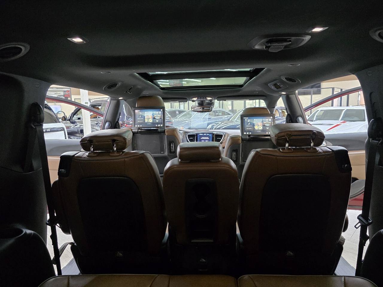 Used 2020 Chrysler Pacifica Limited w/ Advanced Safetytec Group FWD image 14