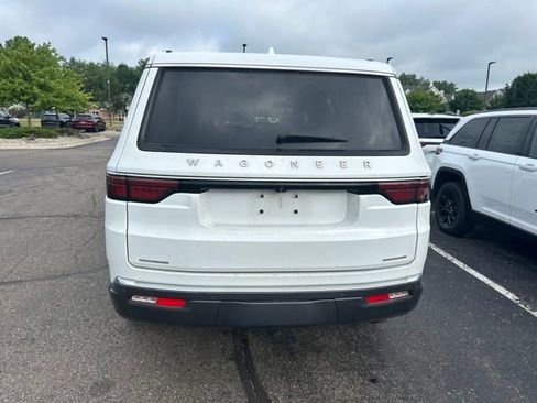 Used 2022 Jeep Wagoneer Series III w/ Premium Group I AWD/4WD image 3
