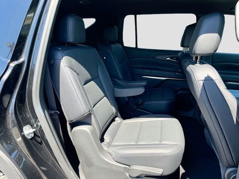 Used 2025 Chevrolet Traverse LT FWD image 32