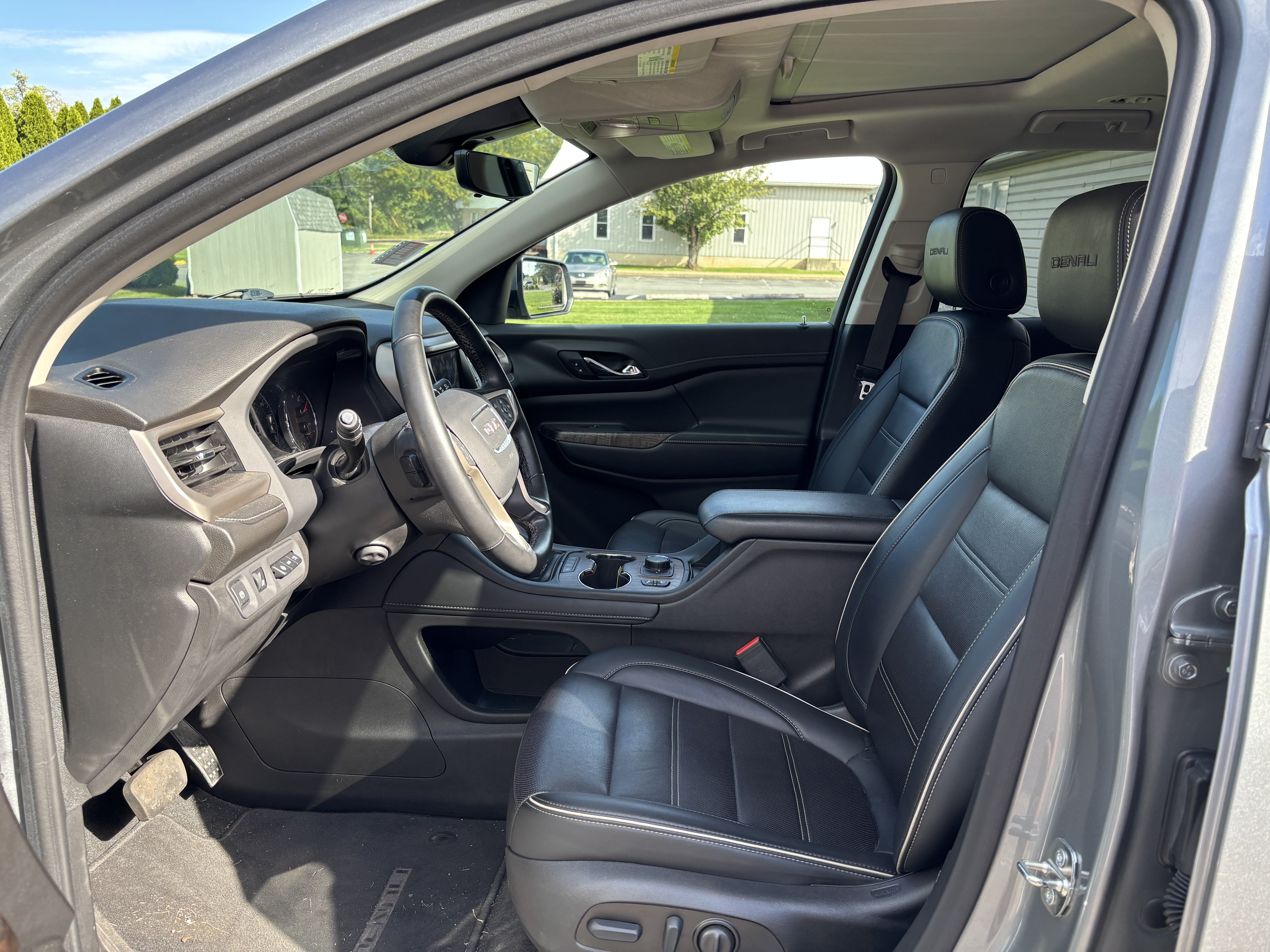 Used 2023 GMC Acadia Denali w/ Denali Technology Package AWD/4WD image 13