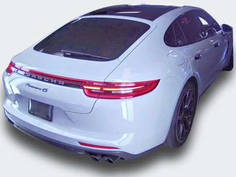 Used 2018 Porsche Panamera 4S image 3