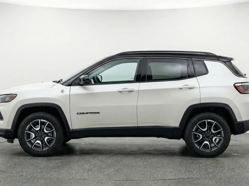 Used 2025 Jeep Compass Trailhawk AWD/4WD image 5