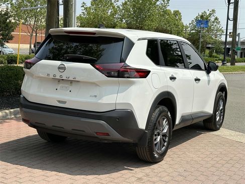 Used 2022 Nissan Rogue S image 3