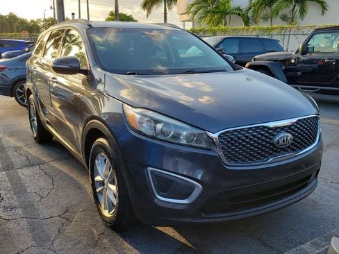Used 2018 Kia Sorento FWD image 2