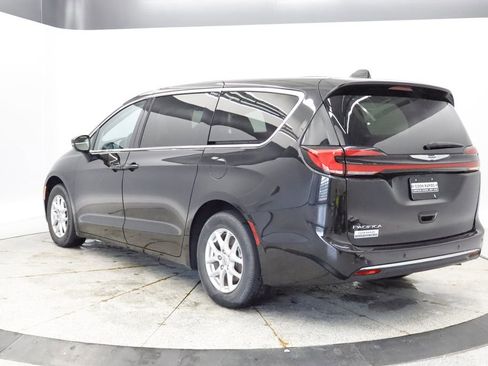 Certified 2023 Chrysler Pacifica Touring-L FWD image 3