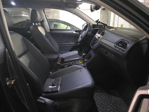 Used 2022 Volkswagen Tiguan SE w/ Panoramic Sunroof Package image 5