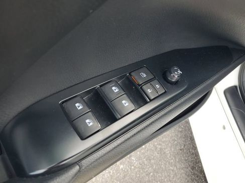 Used 2020 Toyota Camry SE image 9