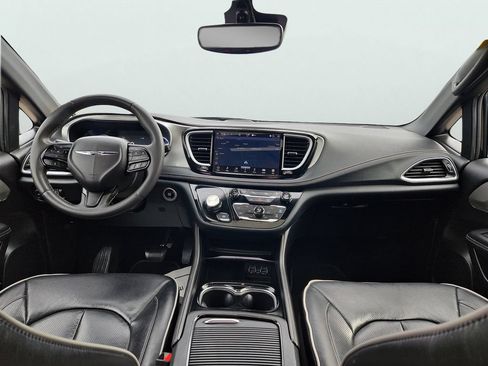 Used 2024 Chrysler Pacifica Premium FWD image 11