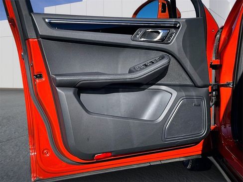 Used 2025 Porsche Macan image 19