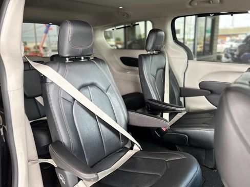 Used 2019 Chrysler Pacifica Touring-L FWD image 42