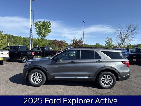 Used 2025 Ford Explorer Active AWD/4WD image 10