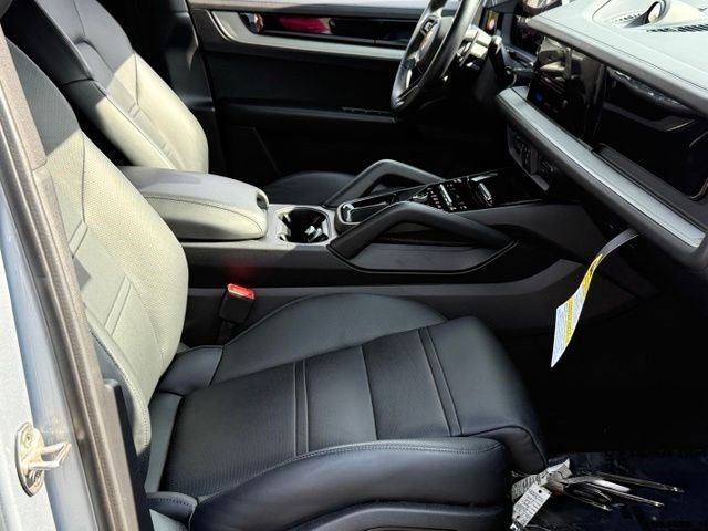 Used 2025 Porsche Cayenne Coupe AWD/4WD image 21