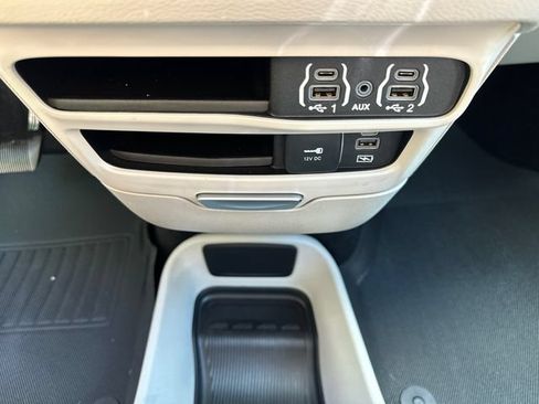 Used 2022 Chrysler Pacifica Touring-L FWD image 32