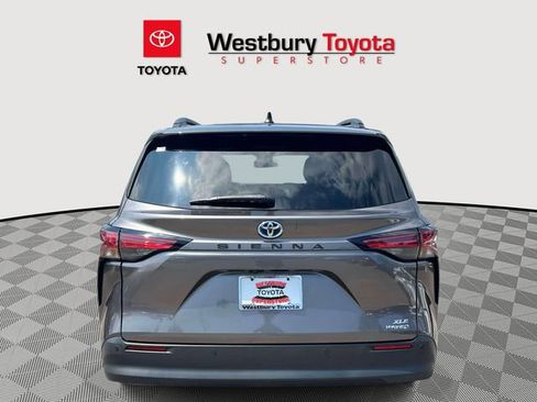 Certified 2022 Toyota Sienna XLE FWD image 11