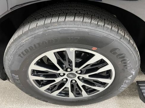 Used 2025 Ford Expedition Platinum AWD/4WD image 13