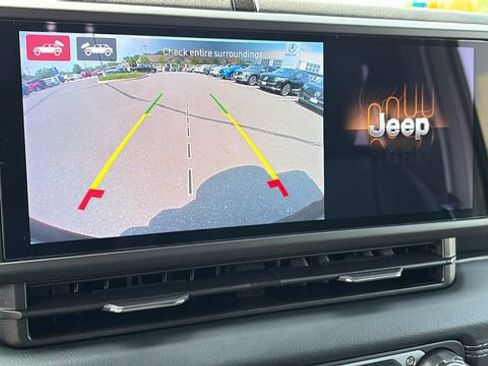 Used 2024 Jeep Wrangler Unlimited Sahara w/ Technology Group AWD/4WD image 15