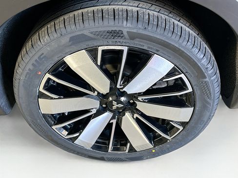 Used 2025 Mitsubishi Outlander SEL image 11