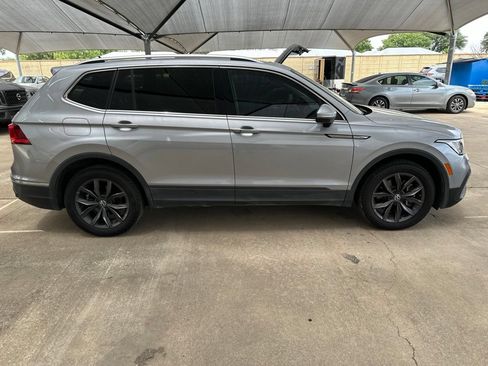 Used 2023 Volkswagen Tiguan SE w/ Panoramic Sunroof Package FWD image 3