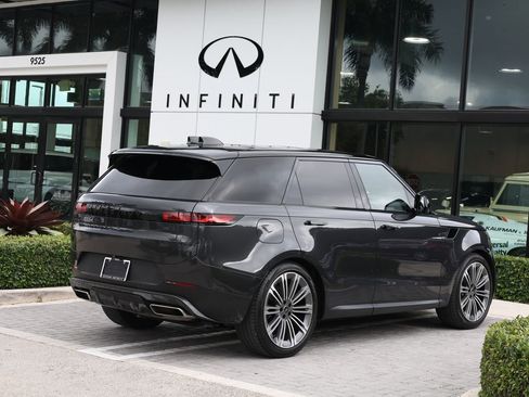 Used 2024 Land Rover Range Rover Sport SE AWD/4WD image 4