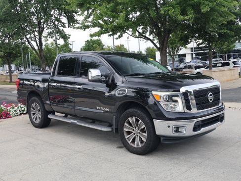 Used 2017 Nissan Titan SL w/ SL Towing Convenience Package AWD/4WD image 2