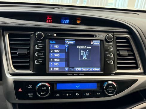 Used 2017 Toyota Highlander Plus w/ Carpet Mat Package AWD/4WD image 35