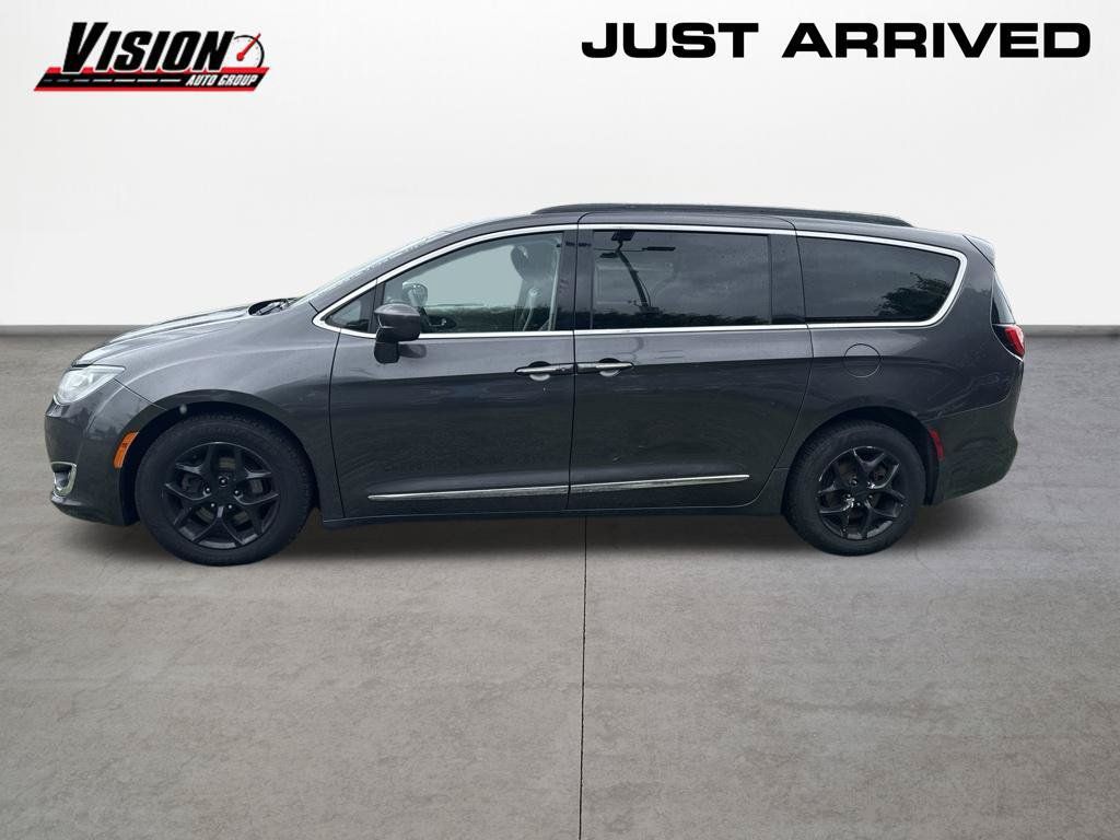 Used 2017 Chrysler Pacifica Touring-L w/ Tire & Wheel Group FWD image 2