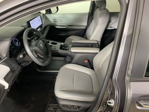 Used 2025 Toyota Sienna XLE w/ XLE Plus Package image 30