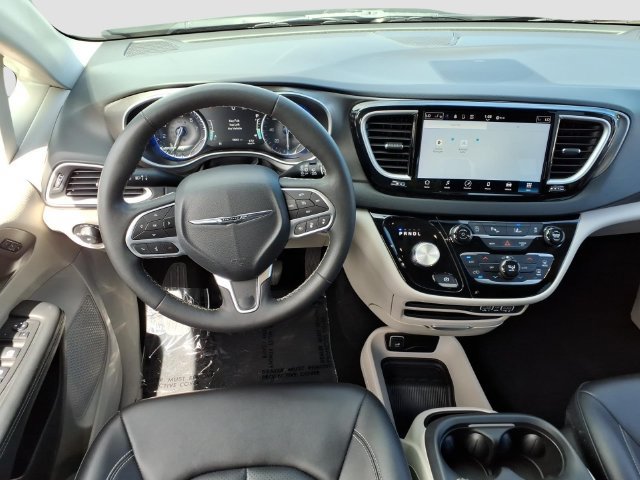 Used 2024 Chrysler Pacifica Touring-L FWD image 18