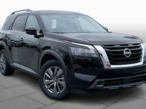 Used 2025 Nissan Pathfinder SV image 3