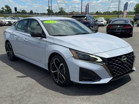 Used 2024 Nissan Altima 2.5 SR w/ SR Premium Package FWD image 9