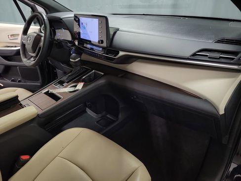 Used 2023 Toyota Sienna XLE image 24