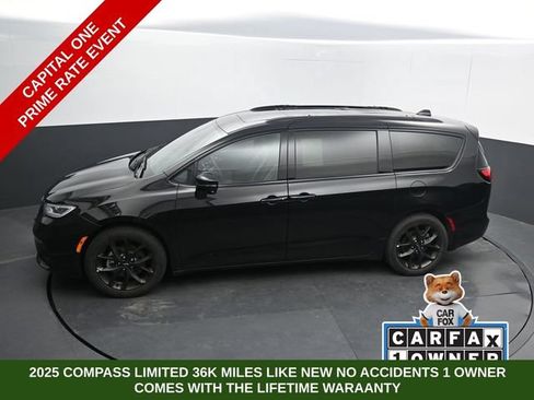 Used 2025 Chrysler Pacifica Limited FWD image 48