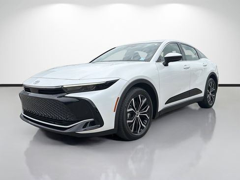 Used 2023 Toyota Crown Limited image 7