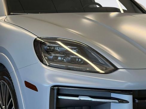Used 2025 Porsche Cayenne GTS AWD/4WD image 9