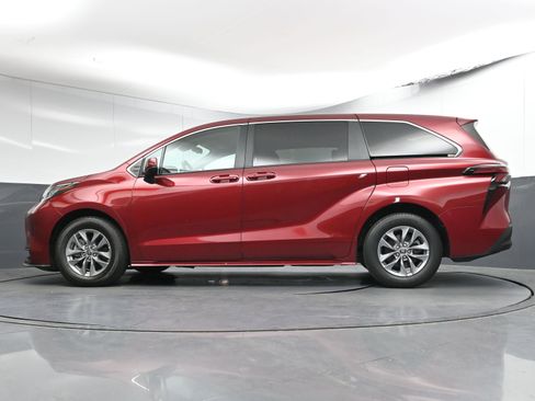 Used 2021 Toyota Sienna LE image 30