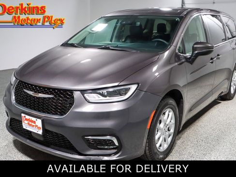Used 2023 Chrysler Pacifica Touring-L image 1