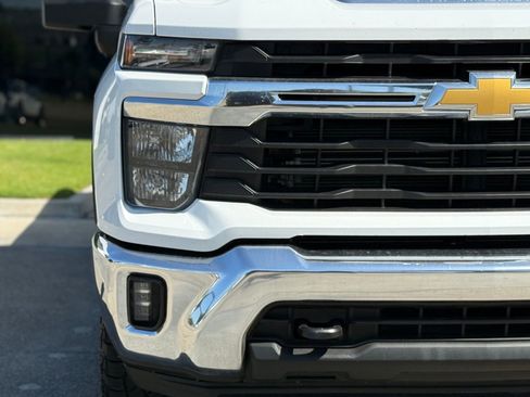 Used 2024 Chevrolet Silverado 2500 LT AWD/4WD image 8