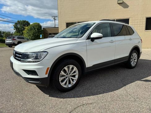 Used 2019 Volkswagen Tiguan SE w/ Panoramic Sunroof Package image 4