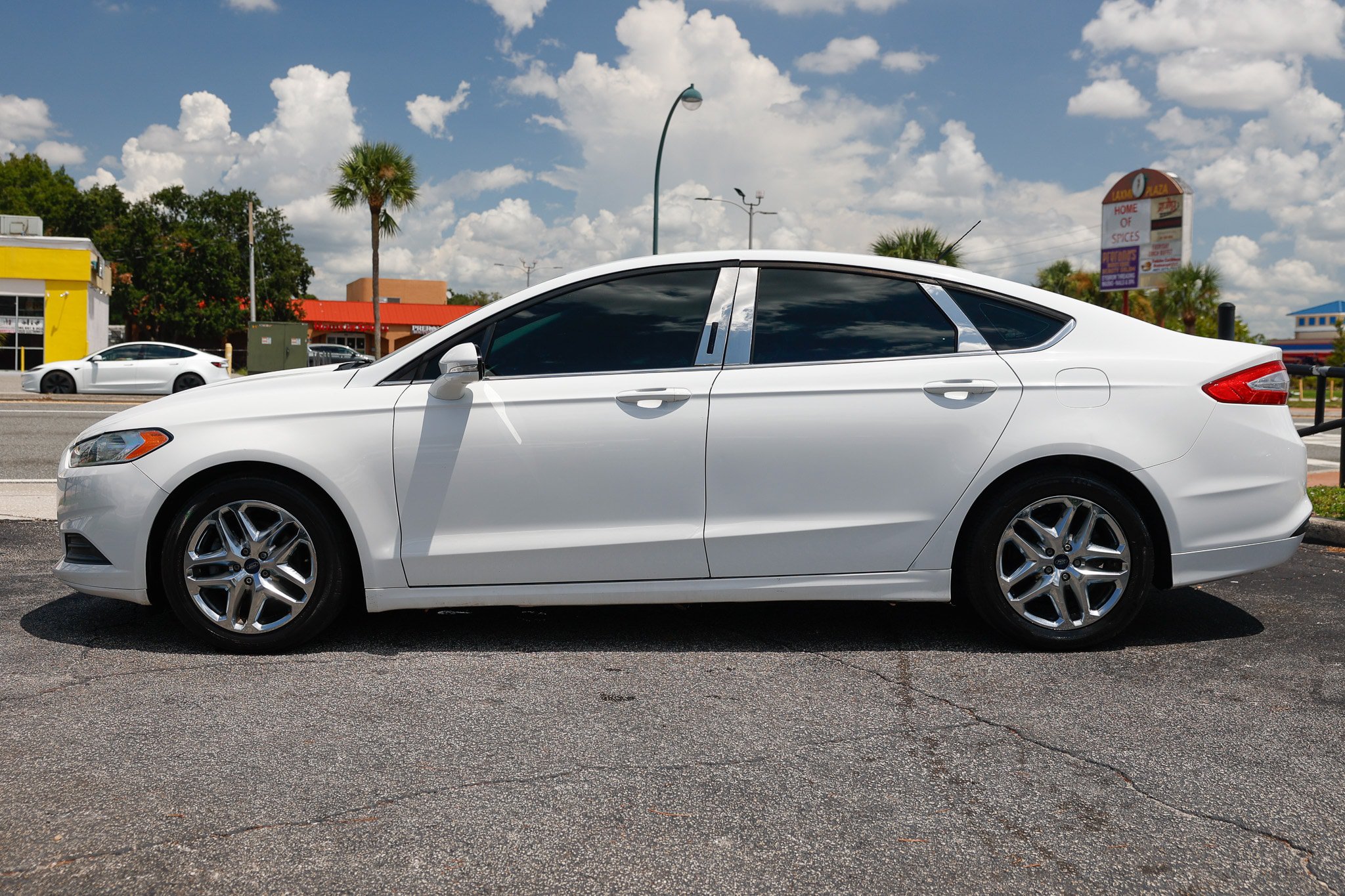 Used 2016 Ford Fusion SE FWD image 4