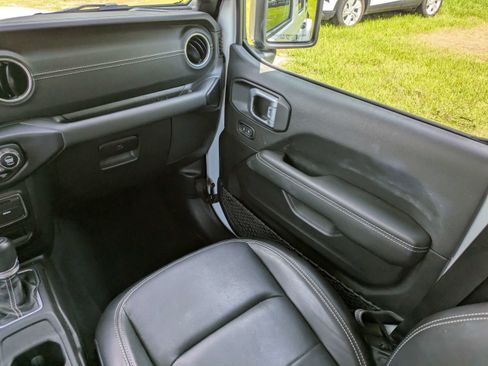 Used 2023 Jeep Wrangler Unlimited Sahara AWD/4WD image 17