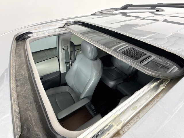 Certified 2021 Toyota Sienna XLE FWD image 23