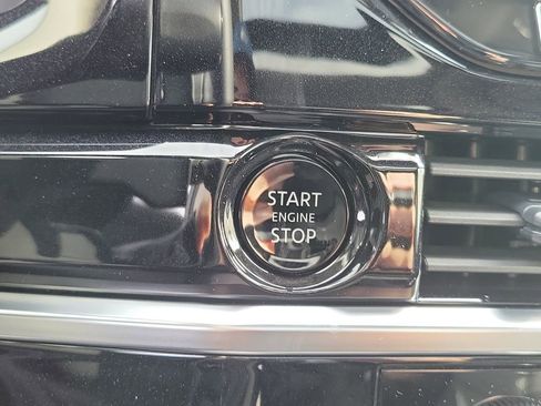 New 2025 Nissan Pathfinder Platinum image 9