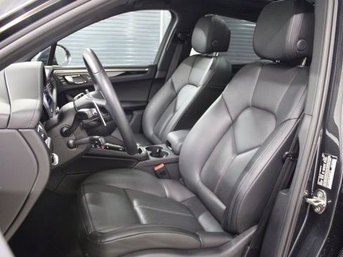 Certified 2025 Porsche Macan AWD/4WD image 5