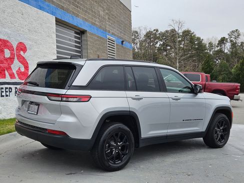 Used 2024 Jeep Grand Cherokee Altitude image 7