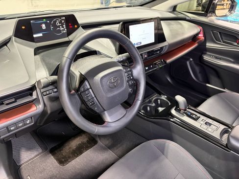Used 2025 Toyota Prius Plug-In Hybrid image 15