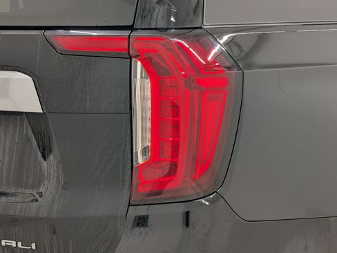 Used 2022 GMC Yukon XL Denali image 12
