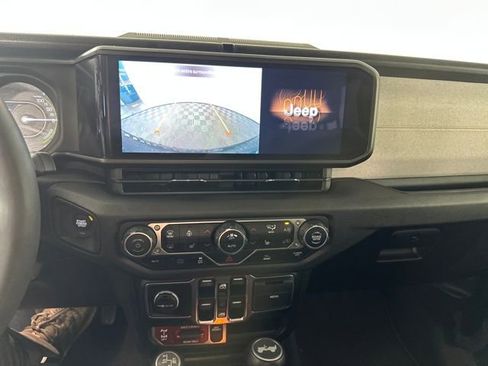 Used 2024 Jeep Wrangler Unlimited image 21