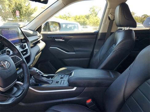 Used 2023 Toyota Highlander L image 13