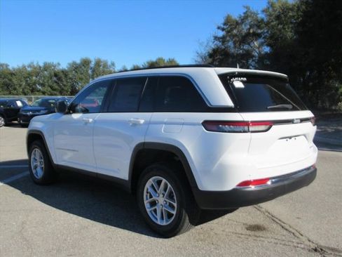 New 2025 Jeep Grand Cherokee Laredo image 4